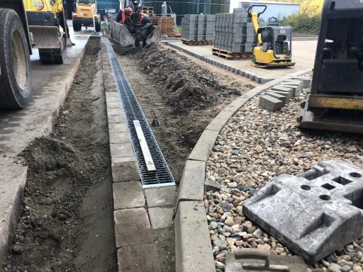 Entwässerungsrinne und Rinnenstein, ACO-Rinne, Pflasterarbeiten und Tragschichten für Schwerlast, Asphalt Aufbruch, Tiefbau Gerber GmbH 