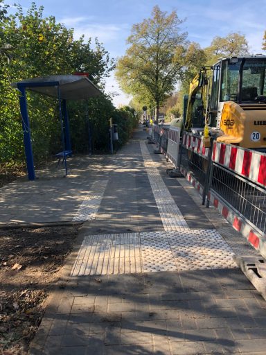 Barrierefreier Umbau von Bushaltestellen, Pflasterarbeiten mit Noppen- und Rippenpflaster, Busbord gesetzt, Randsteine und Entwässerung
