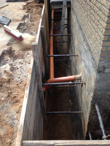 Freigelegte Kellerwand mit neuer Entwässerung, Gräben gezogen, Erdarbeiten und fachgerechte Bauausführung in Moers und Umgebung