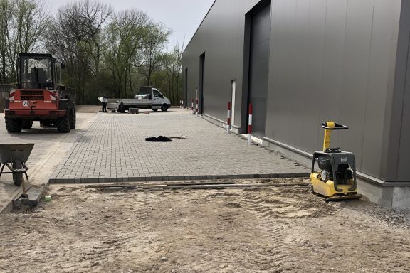Außenanlage einer Lagerhalle hergestellt, Pflastersteine für Schwerlast verlegt, Randsteine, Rinnen und Entwässerung Gerber GmbH Bau Moers